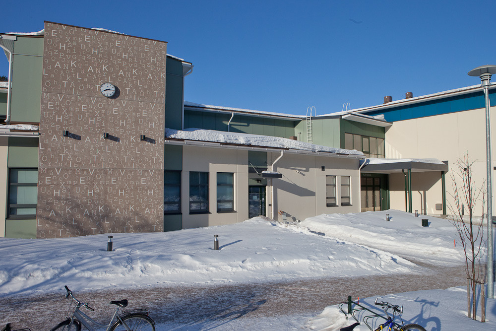 Vehkalden koulun sisäänkäynti_talvi