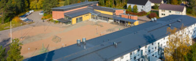 Husulan koulun ilmakuva, jossa koulurakennus ja liikuntasali/ruokalarakennus.