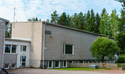 Vaaleatiilinen koulurakennus.