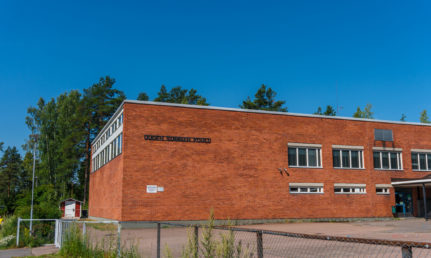 Punatiilinen koulurakennus.