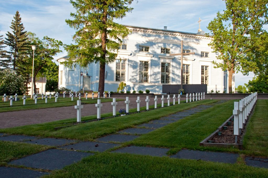 Johanneksen kirkon kirkkopuiston muistomerkit.