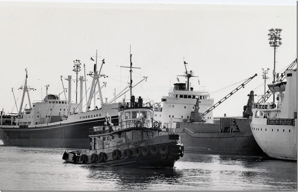 Mustavalkoinen kuva satamahinaajasta Haminan satamassa