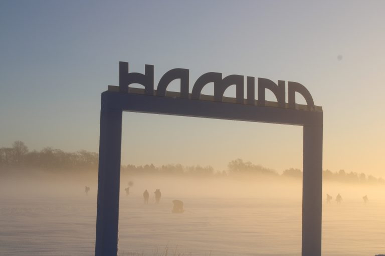 Hamina -kyltti Tervasaaressa ja pilkkijät.