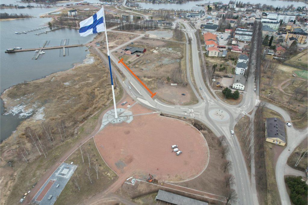 Suomen lipun aukion ilmakuva, jossa merkitty katualue tien laidasta.